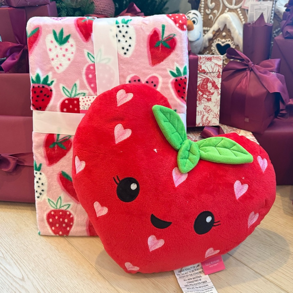 Isaac Mizrahi New York strawberry heart blanket pillow 2 piece set